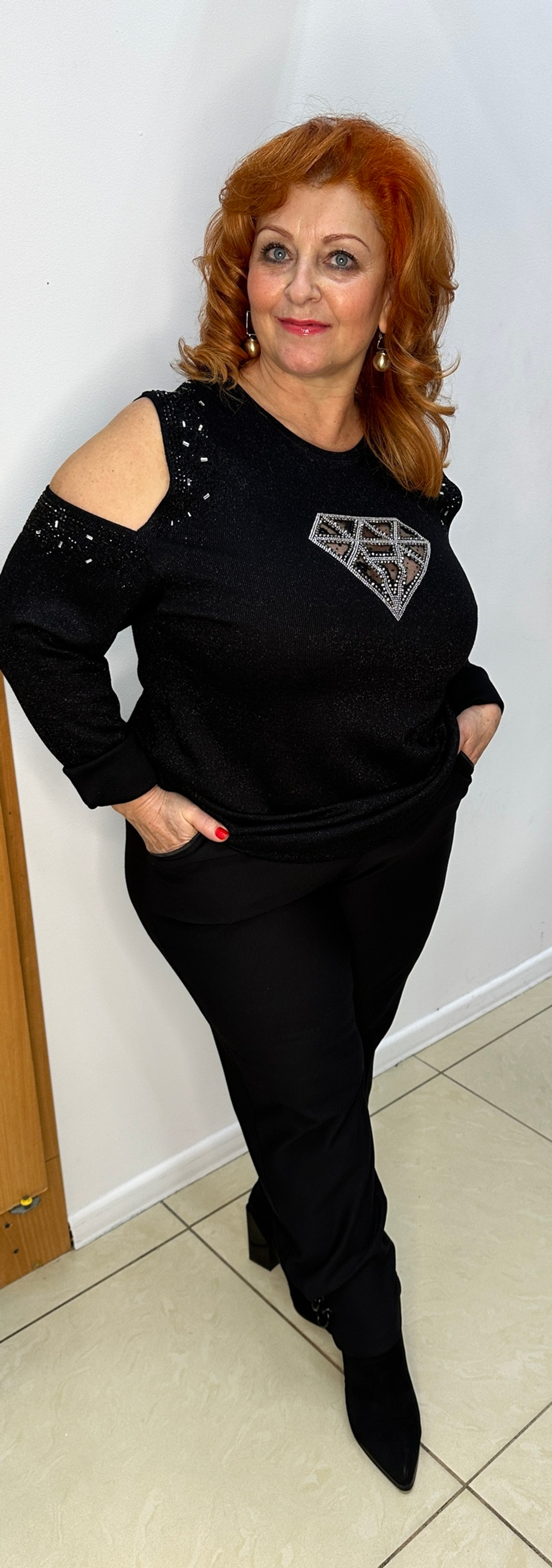 Черный нарядный джемпер с "вынутыми" плечиками