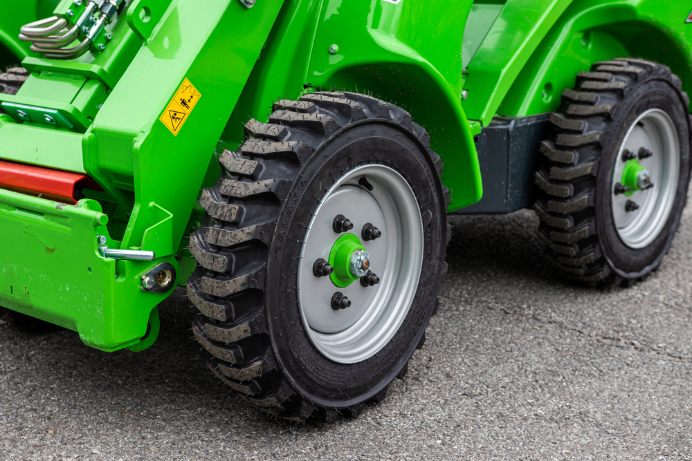 AVANT 400 — КОМПАКТНЫЙ МИНИ-ПОГРУЗЧИК ДЛЯ УНИВЕРСАЛЬНЫХ ЗАДАЧ