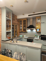 Навесные и встраиваемые шкафы из массива дуба