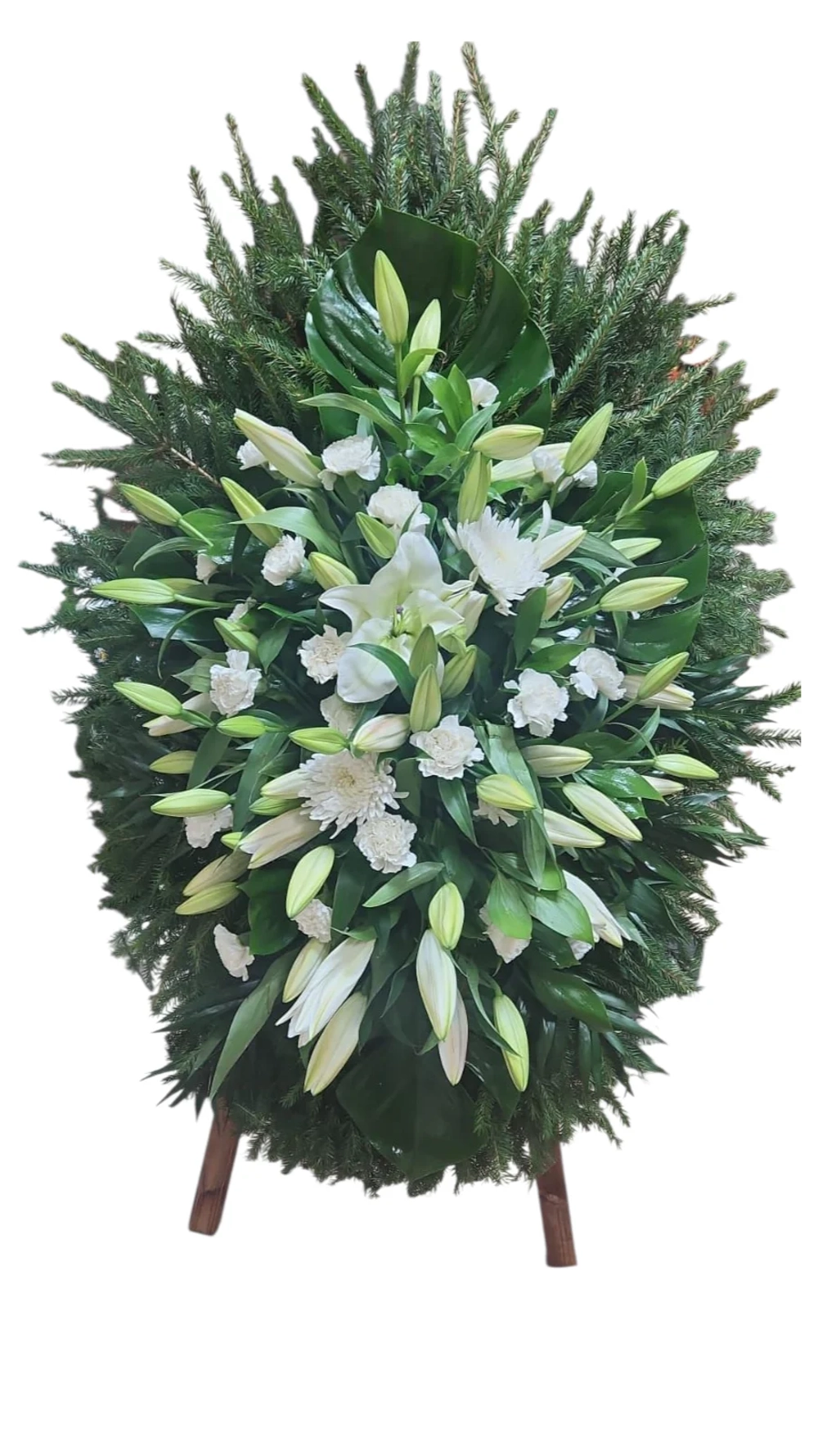 Траурный венок из белых лилий, гвоздик и зелёной хвои