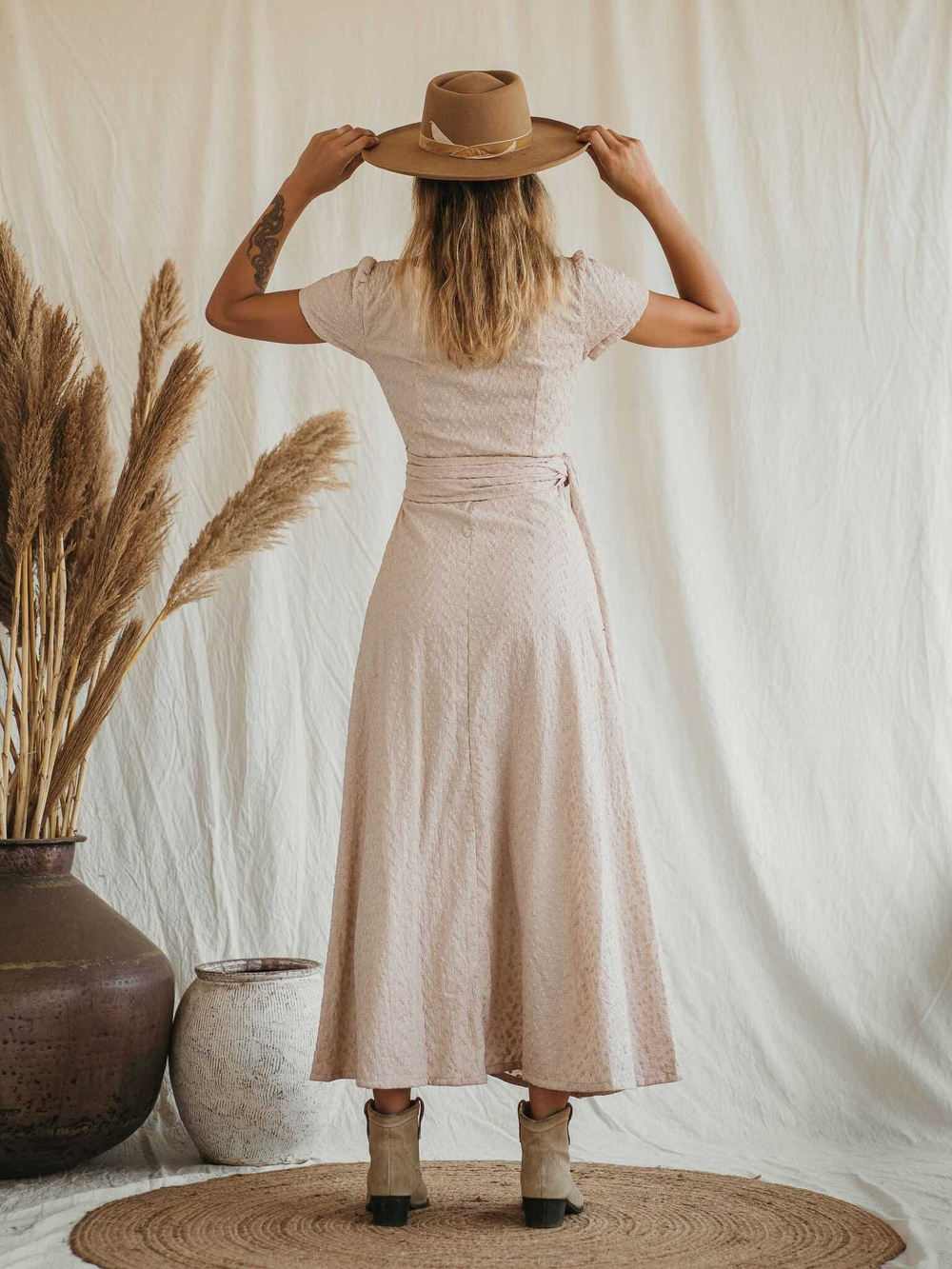 Платье из прошвы с запáхом (бежевое)