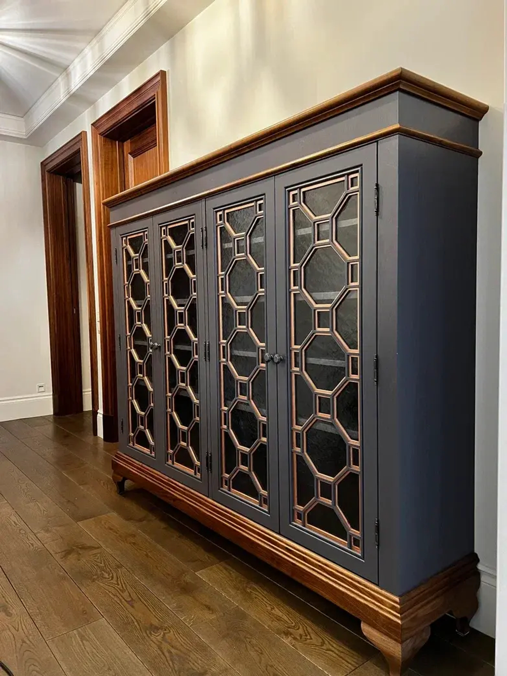 Комод с деревянной отделкой и узорчатыми стеклянными дверцами