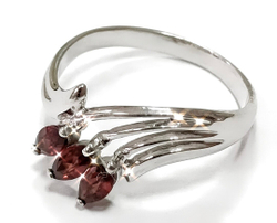 Ювелирное кольцо из серебра 925 пробы,вставка гранат,размер 19