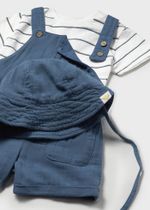 комбинезон с футболкой и панамкой