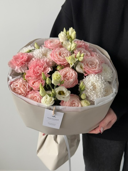 Букет из кустовой пионовидной розы, лизиантуса и хризантемы