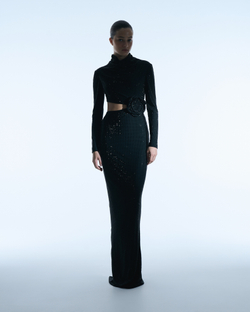 Черное платье с длинными рукавами и цветочной деталью на талии