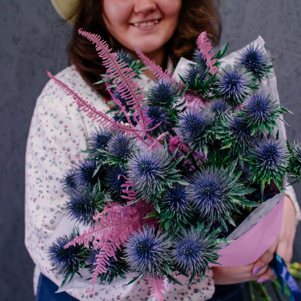 60. Запоминающийся сине-розовый букет с эрингиумом