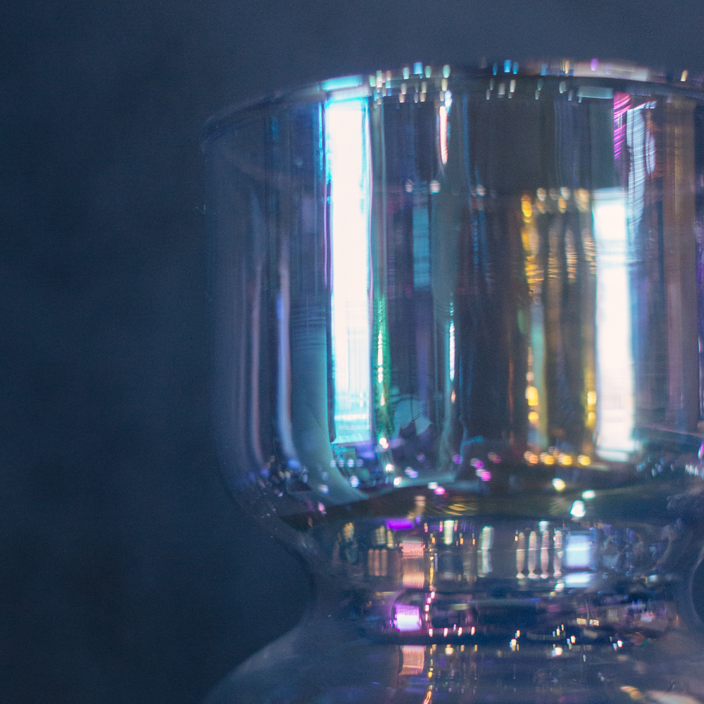 7. Прозрачная стеклянная ваза необычной формы