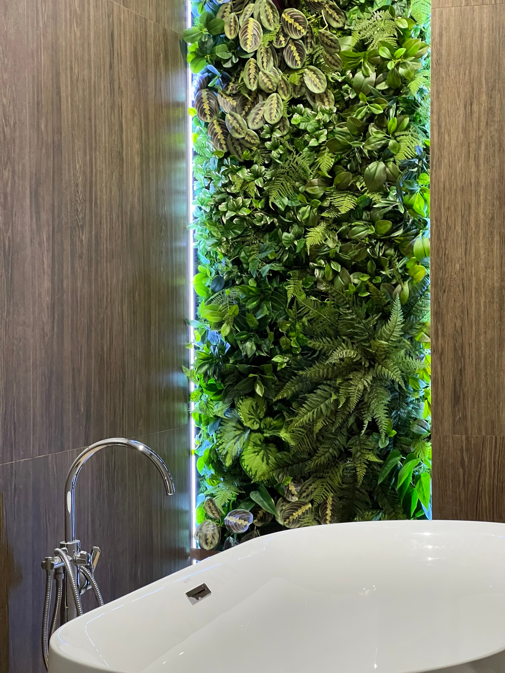 Вертикальное озеленение искусственными растениями автосалона «100 машин»