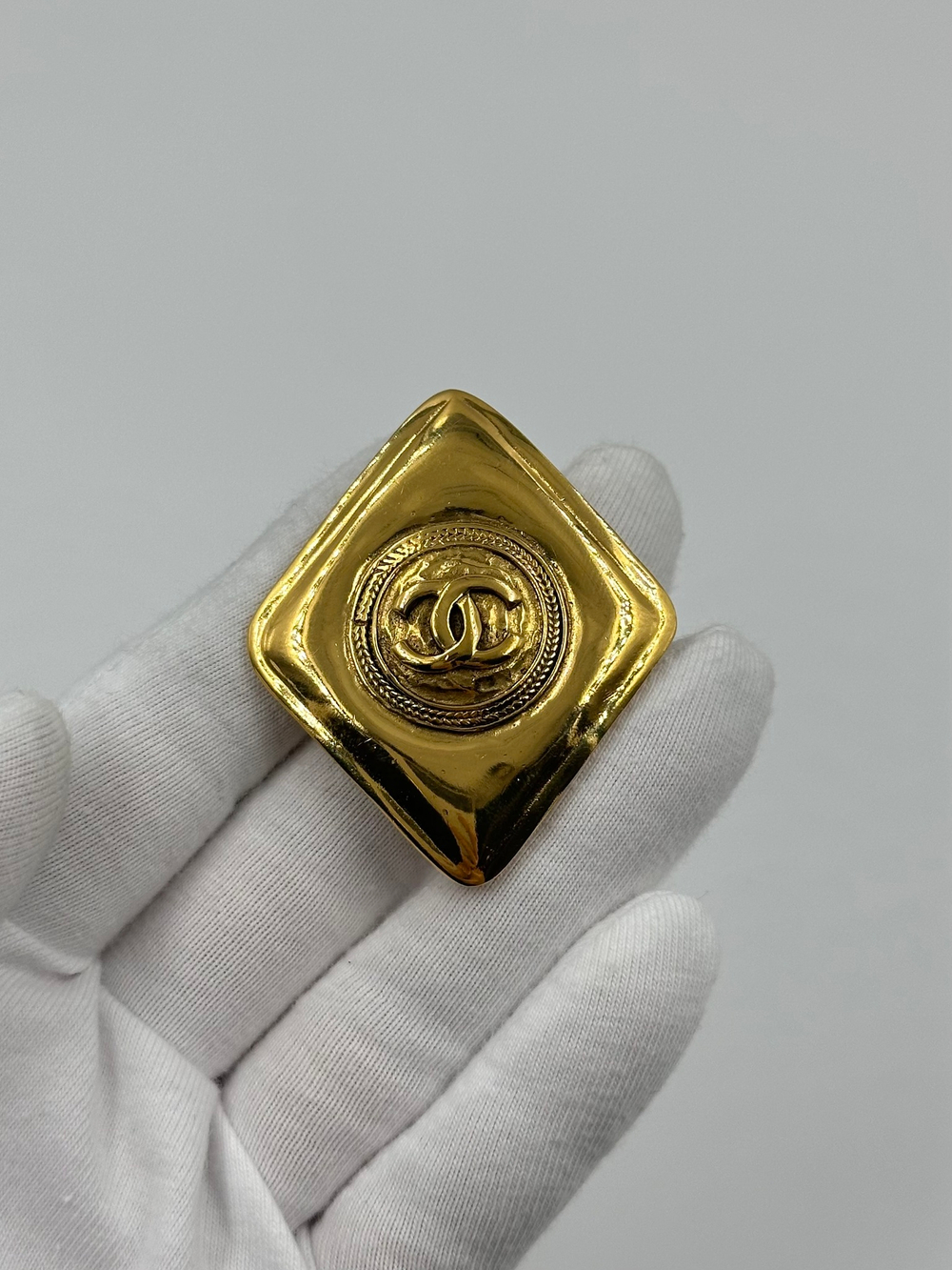 Брошь Chanel с логотипом
