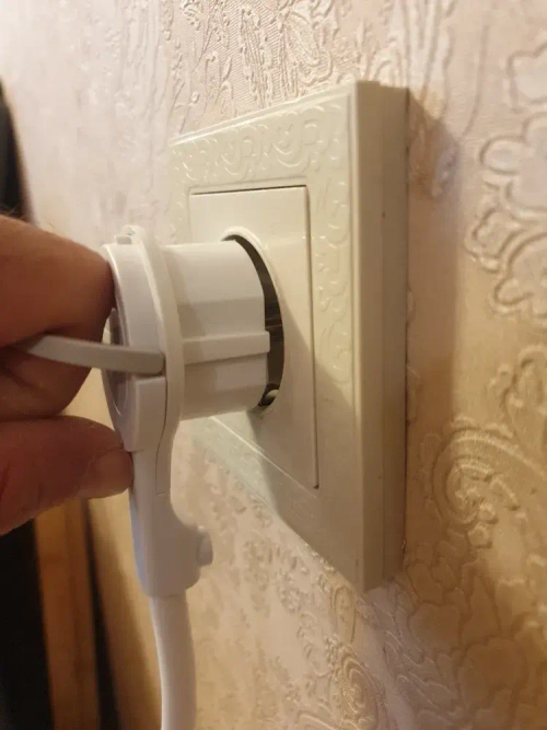 Удлинитель электрический 2 розетки 1.5 Метра с плоской потайной вилкой невидимкой С кольцом (за шкаф)