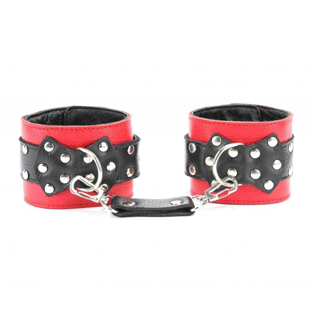 Красные наручники с чёрными проклёпанными ремешками с пряжкой (Цвет: красный с черным)