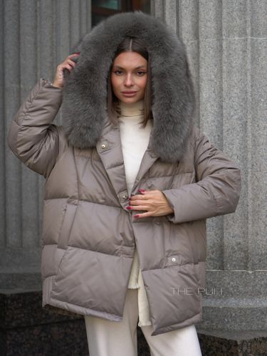 Пуховик цвета капучино с капюшоном и мехом песца