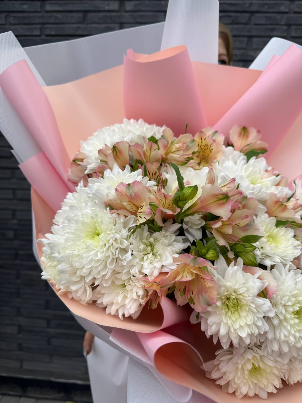 Букет с альстромерией и хризантемой