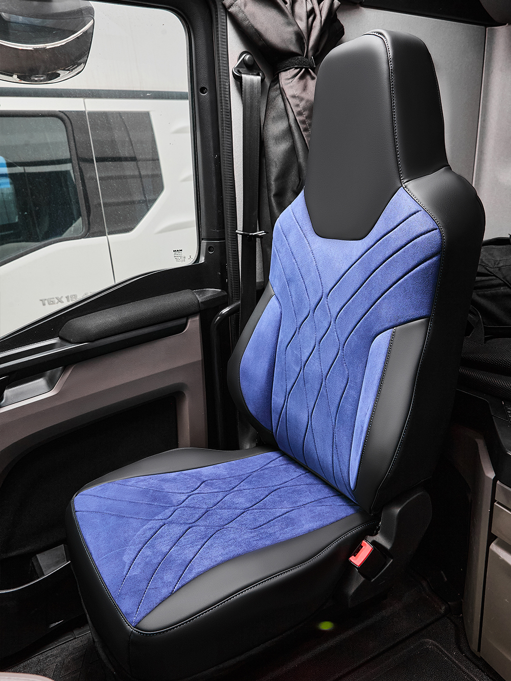 Чехлы Люкс MAN TGX, TGS с 2021 года без регулировки ремня безопасности водителя по высоте (экокожа, черный, синяя вставка)