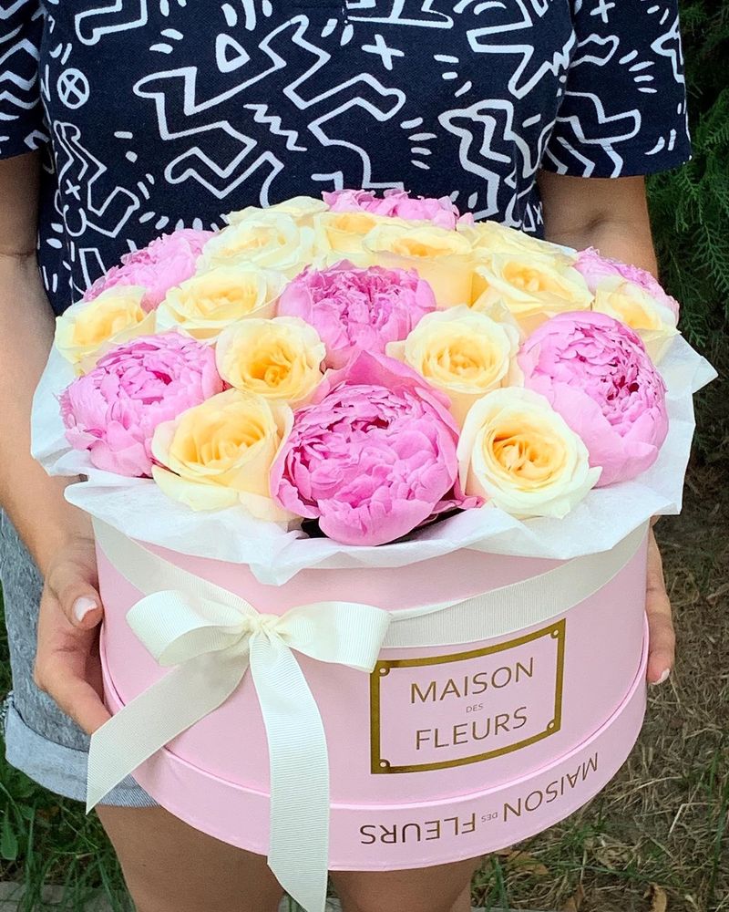 Нежная композиция &quot;Lovely peonies &amp; Roses&quot; в розовой подарочной коробке &quot;Maison des fleurs&quot;