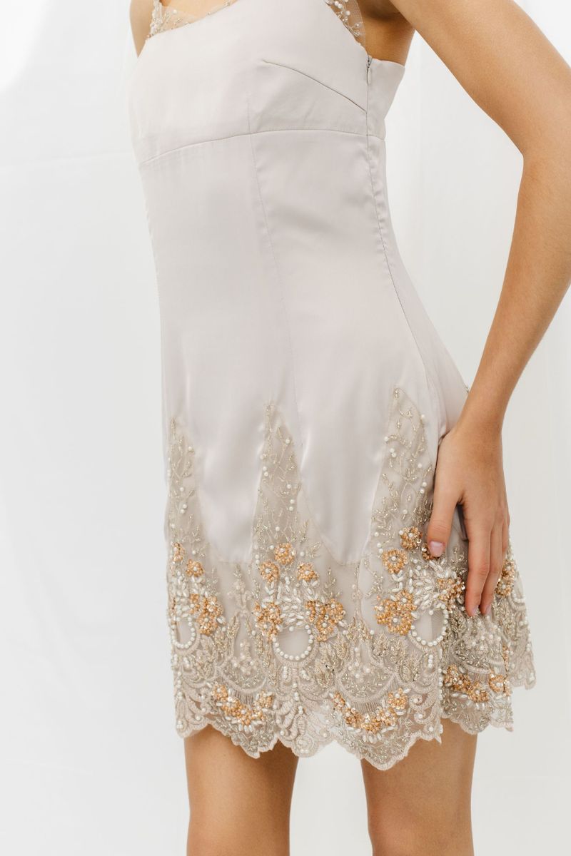 Платье из шелка с расшитым кружевом мини бежевое с молочными жемчужинами