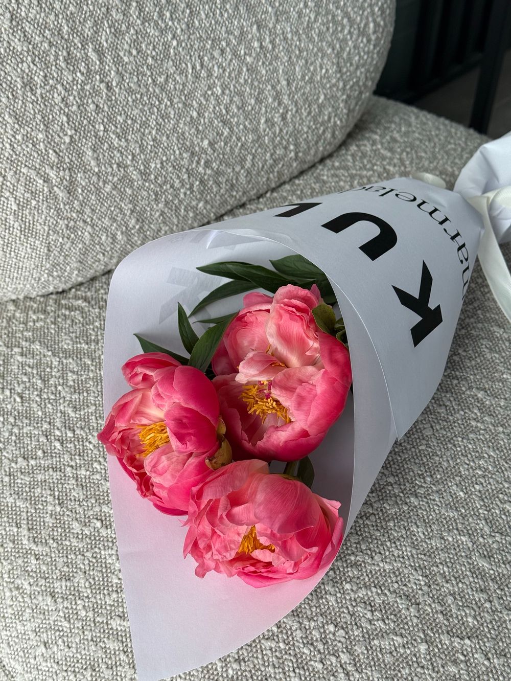 Кулек из пионов