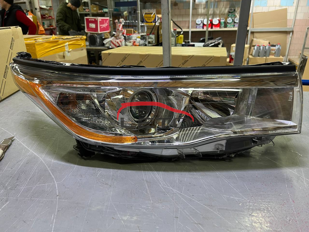 Фара правая без LED-а в ближнем 81110-0E200 811100E200