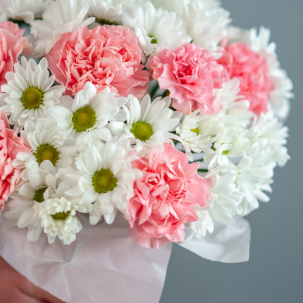 Шляпная коробка с хризантемой и диантусами