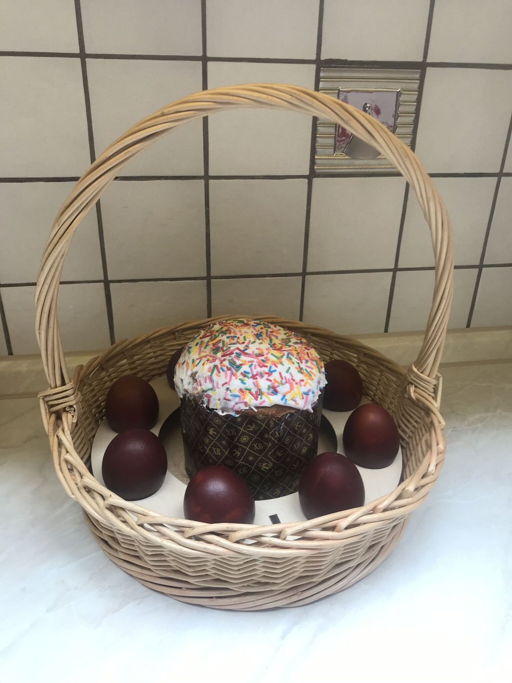Пасхальная корзинка круглая, с вкладышем для яиц и кулича, диаметр 31 см высота 8 см высота с ручкой 30 см