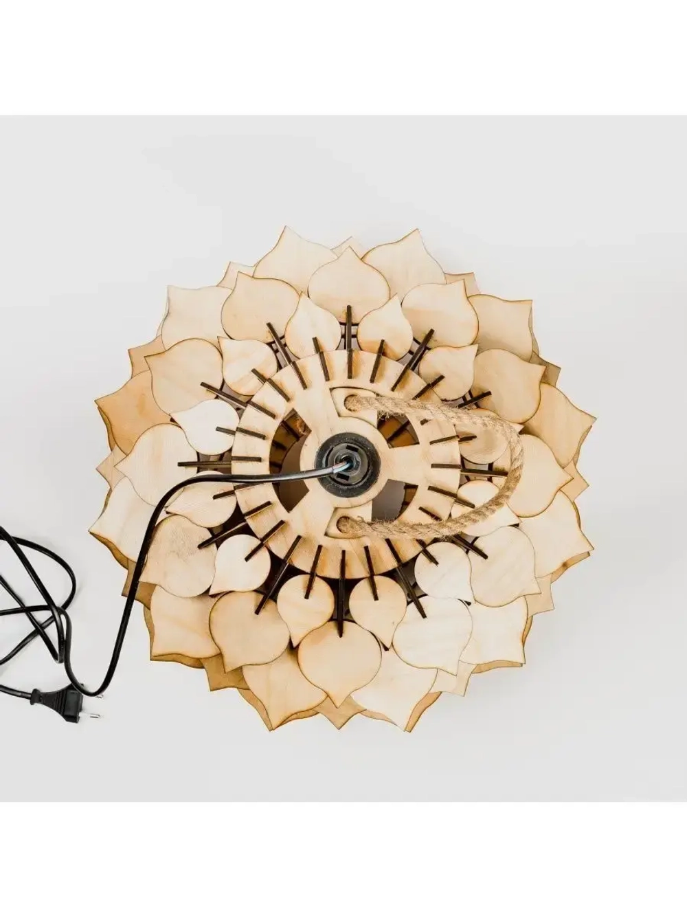 Подвесной светильник из фанеры в стиле лофт