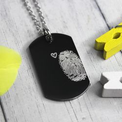 Чёрный жетон мини с гравировкой отпечатка пальца на заказ