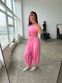 Костюм с силуэтной футболкой в ярко-розовом цвете