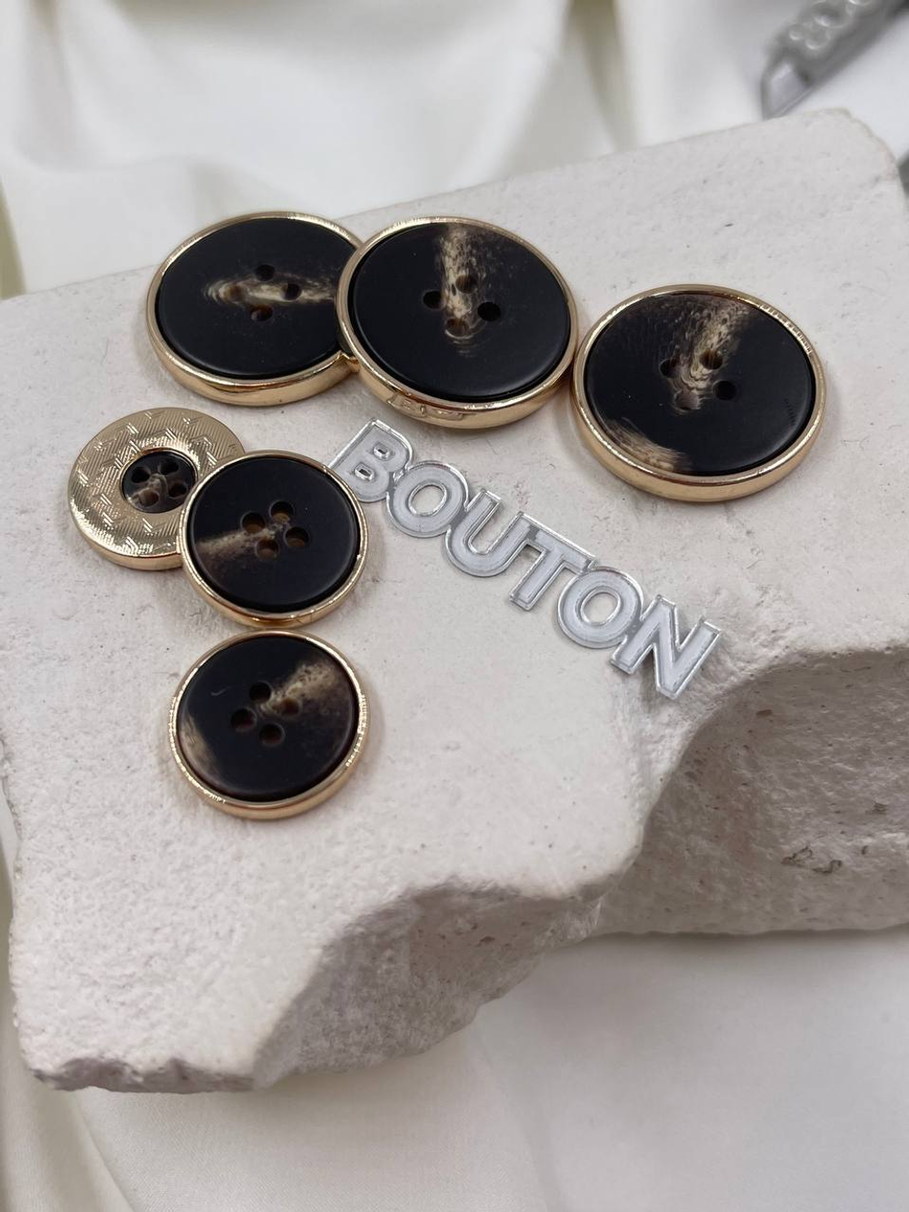 Тёмно-коричневые пуговицы на прокол с молочной прожилкой и в золотом металле