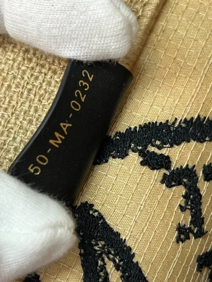 Сумка Dior Book Tote, модель среднего формата бежевый