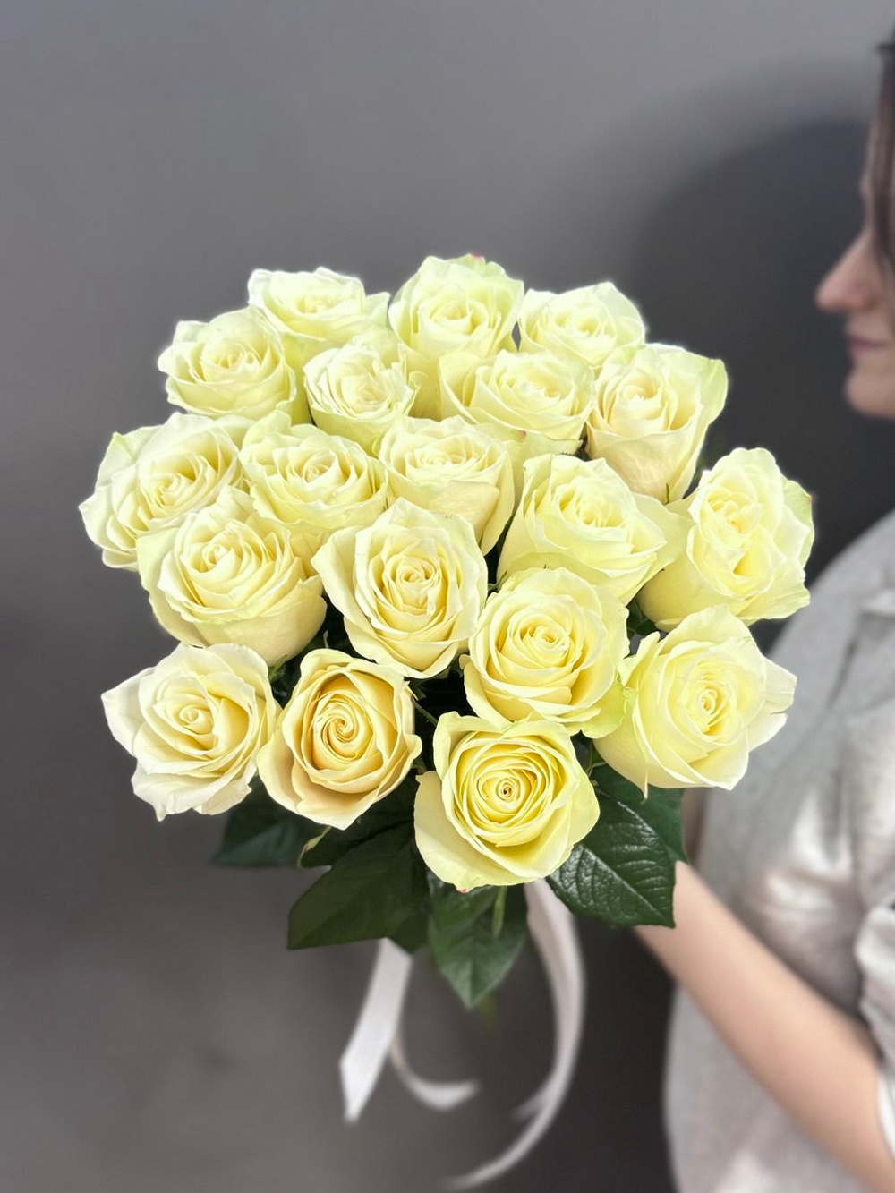 Букет из 19 белых роз под ленту (Кения 60 см)