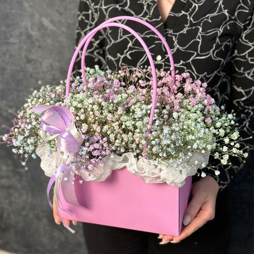 Композиция из радужной гипсофилы в сумочке