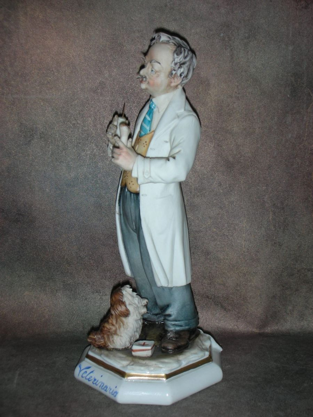 Статуэтка. Фарфор. Ветеринар. Capodimonte. Италия