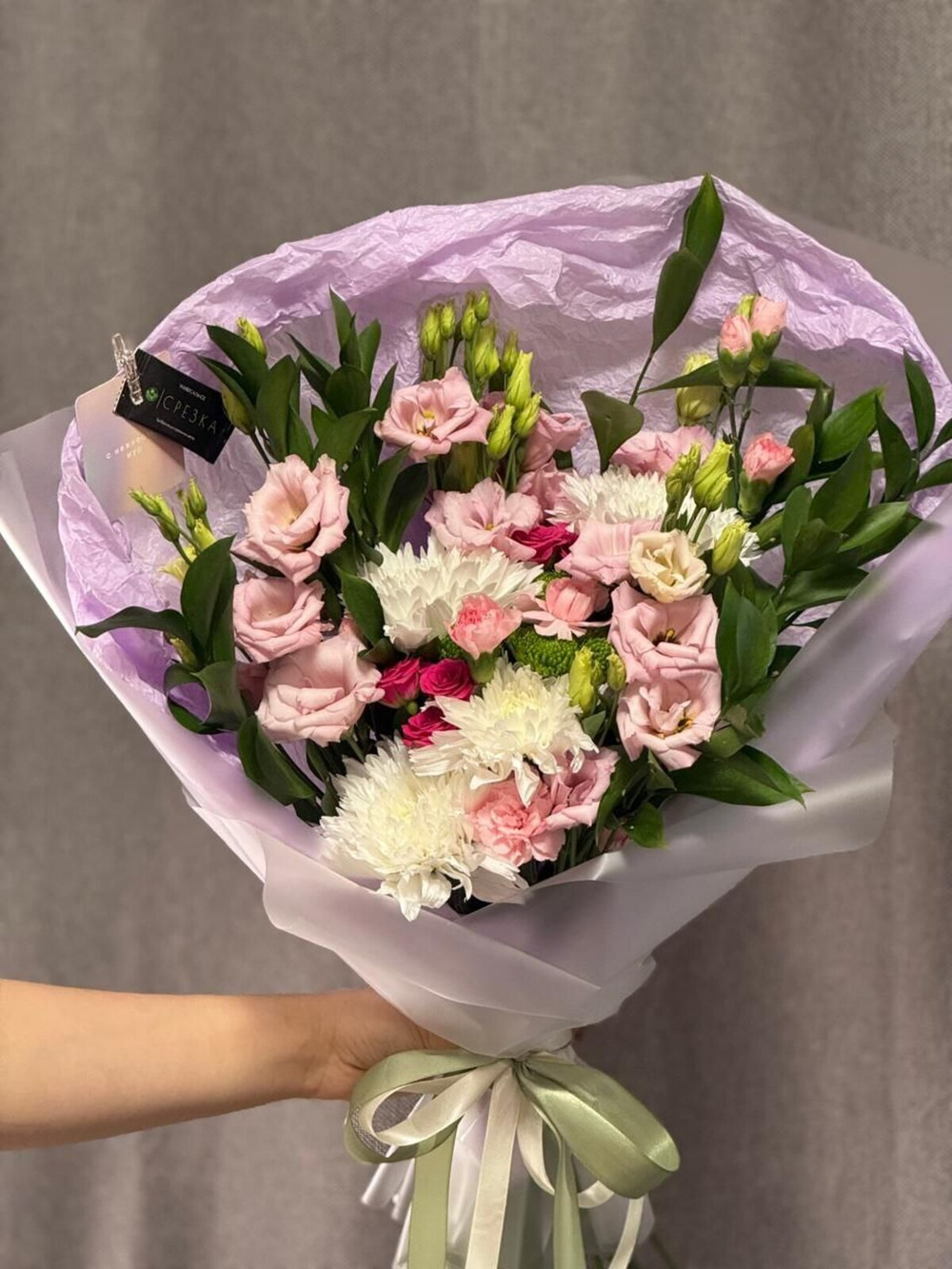 Букет из Эустом, Рваных Хризантем, Кустовых Роз и Кустовых Диантусов