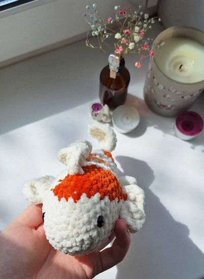 Вязаная игрушка ручной работы "Карп Кои"