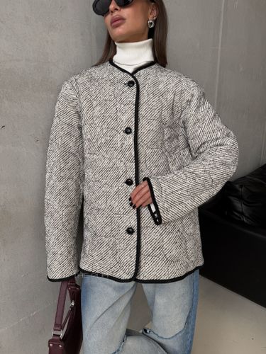 Бежевая куртка из твида с фигурной стежкой