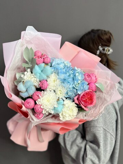Авторский букет в розово-голубой гамме