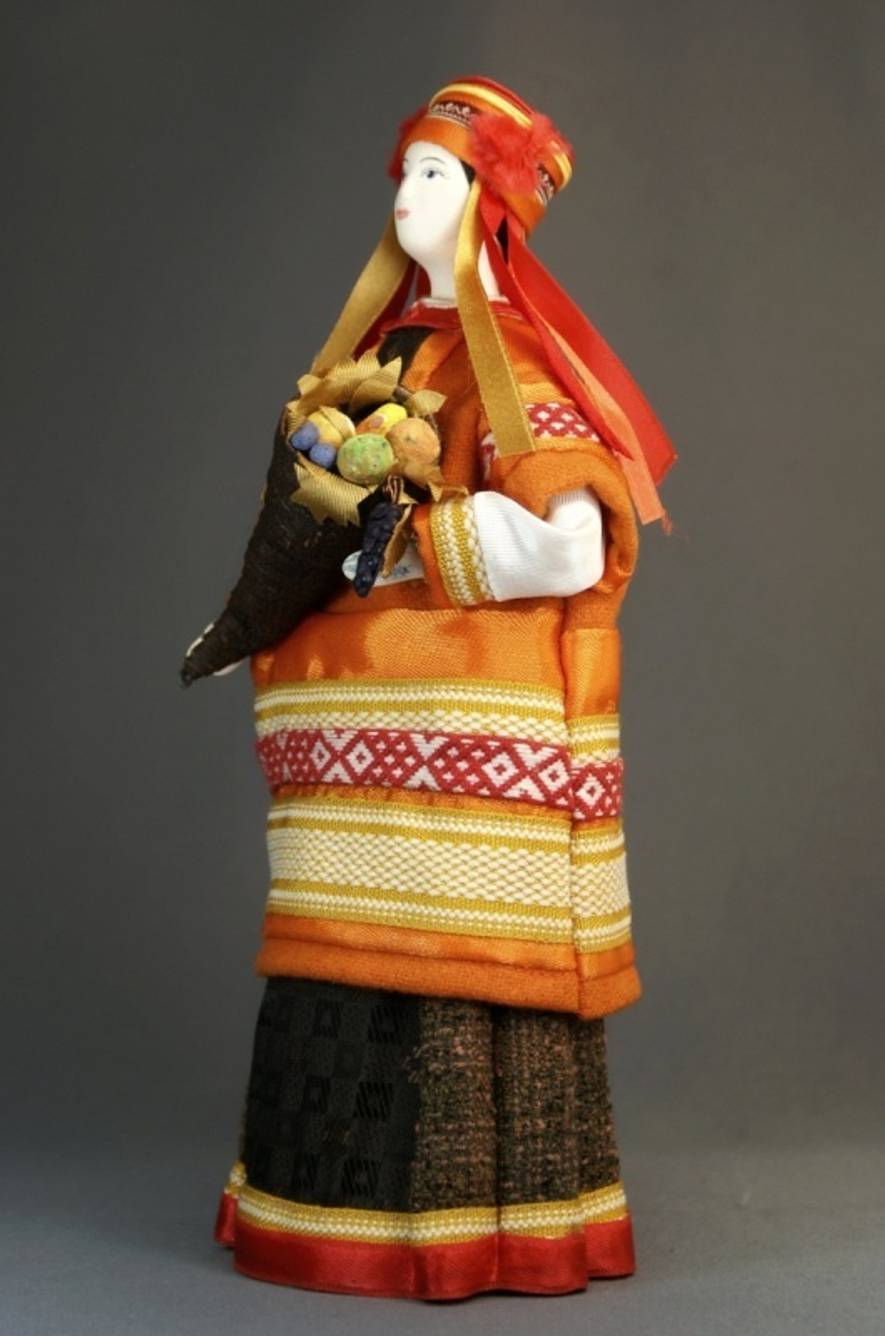 Кукла коллекционная в русском костюме Осень