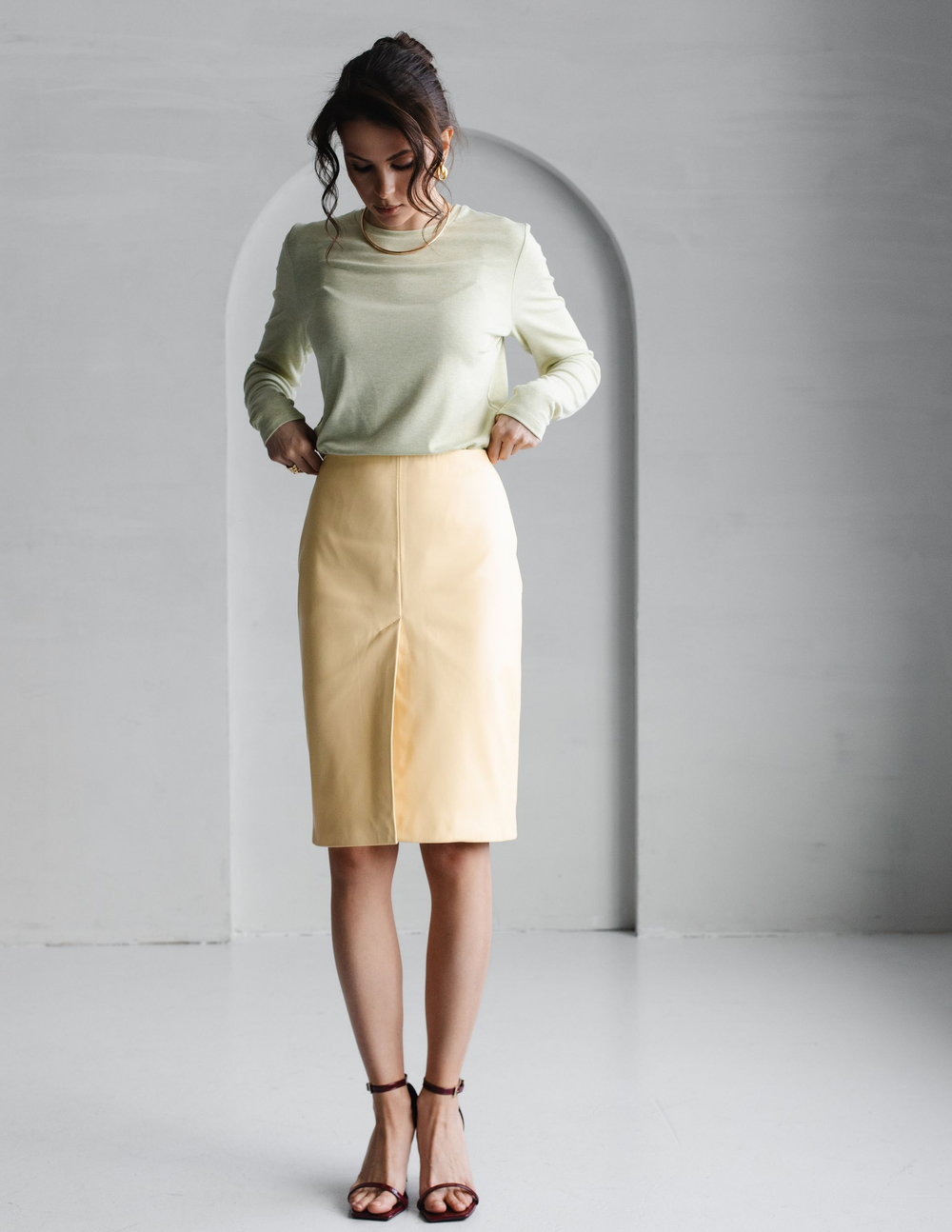 Юбка из эко-кожи с разрезом миди лимонная