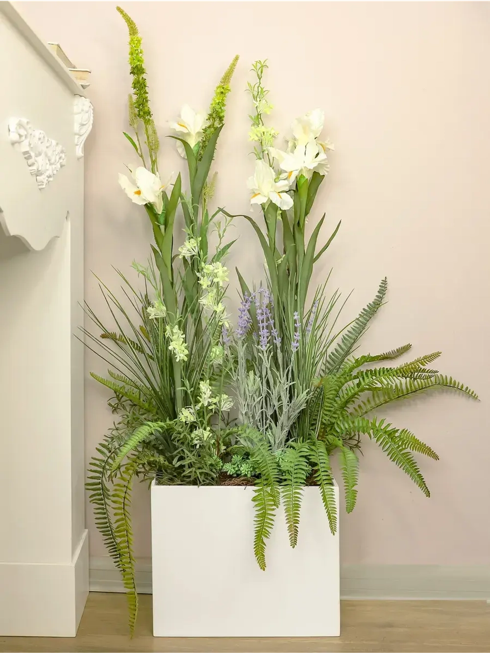 Напольная композиция из искусственных растений и цветов