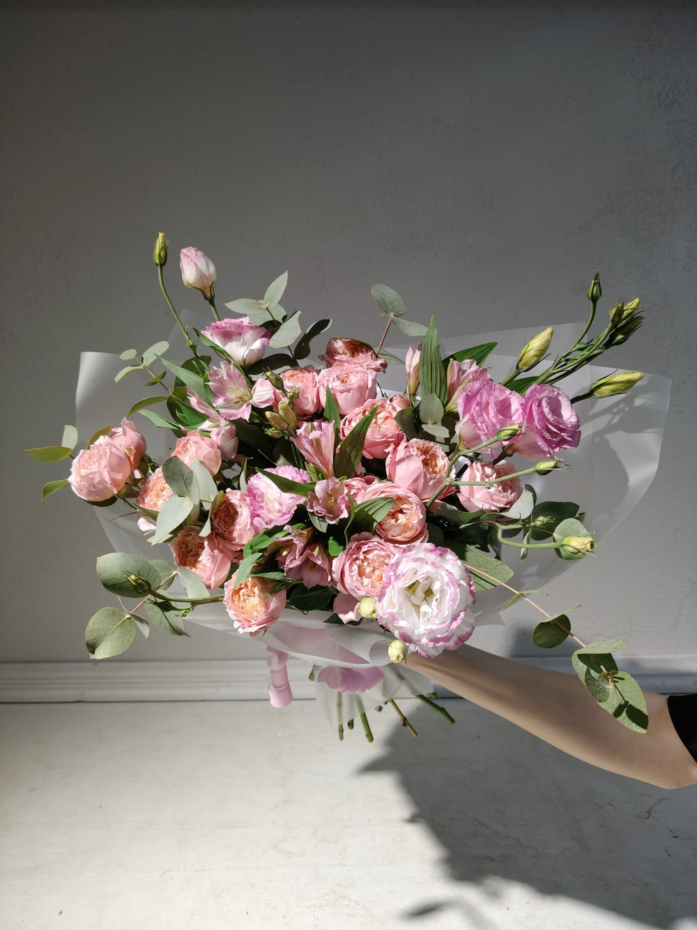 Стильный букет-кулек в яркой гамме (С0058)