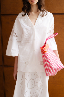 Рубашка с вязанным кармашком с розочкой