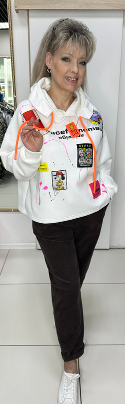 Белая толстовка-худи с ярким принтом и капюшоном