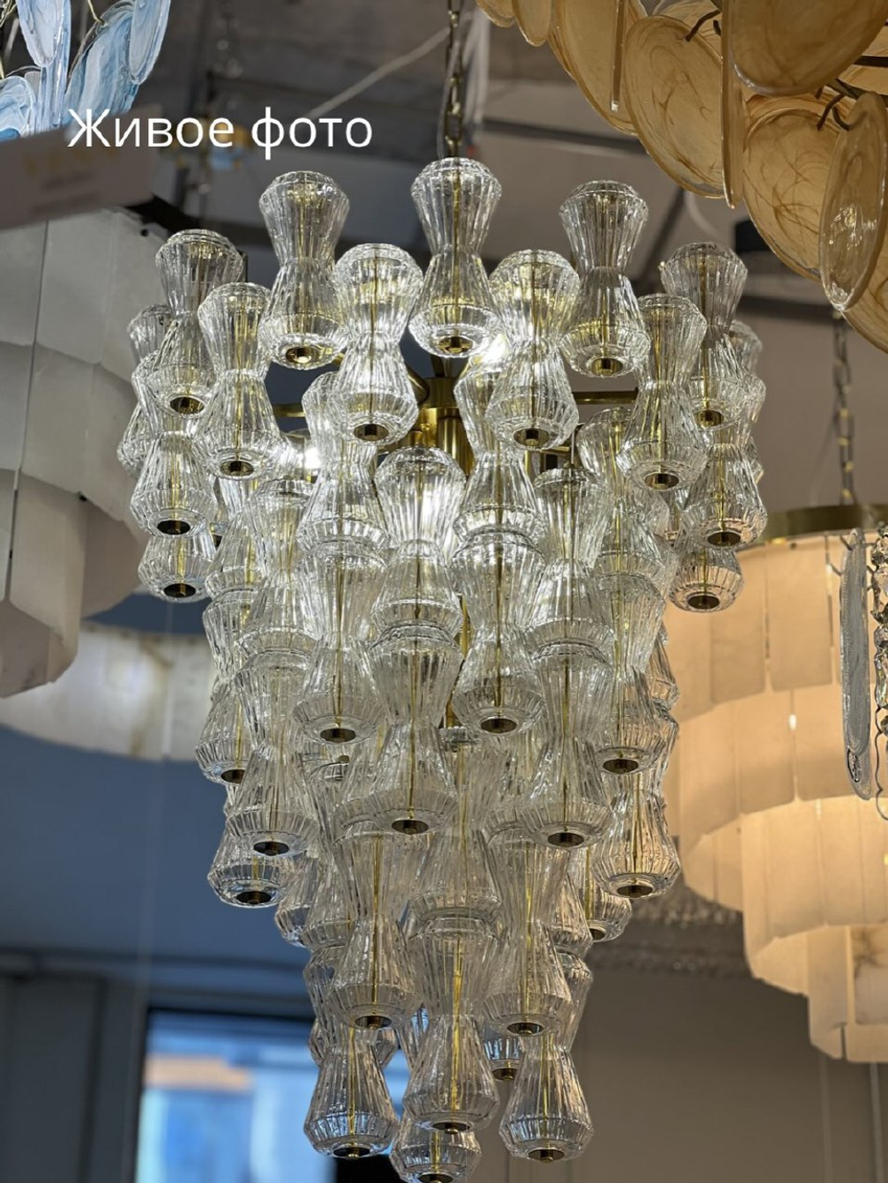 Дизайнерская люстра из стекла — изящная форма и мягкое рассеянное освещение.