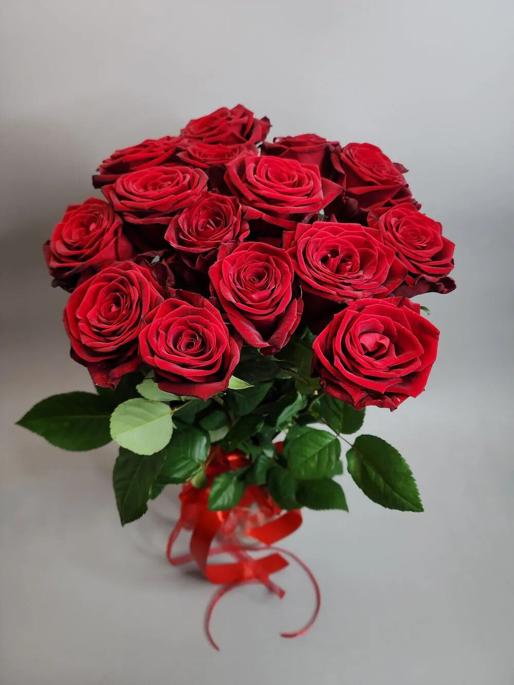 Классический букет 15 красных роз 50 см, без упаковки, под ленту