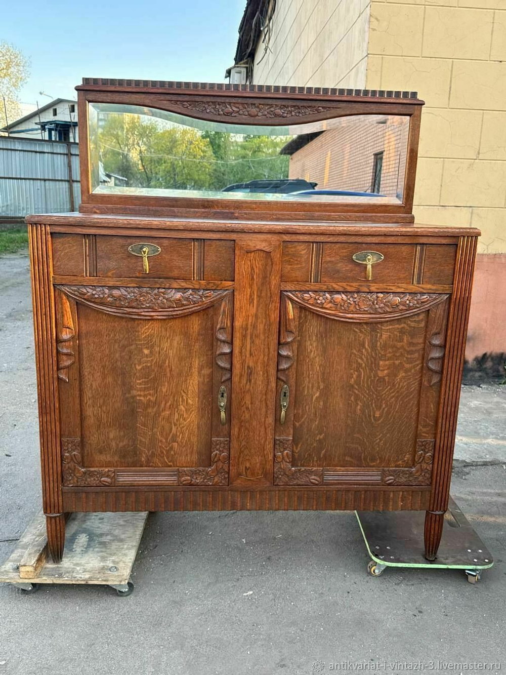 Старинный комод с зеркалом