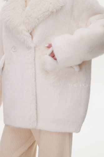 Белая шуба из эко-меха с английским воротником