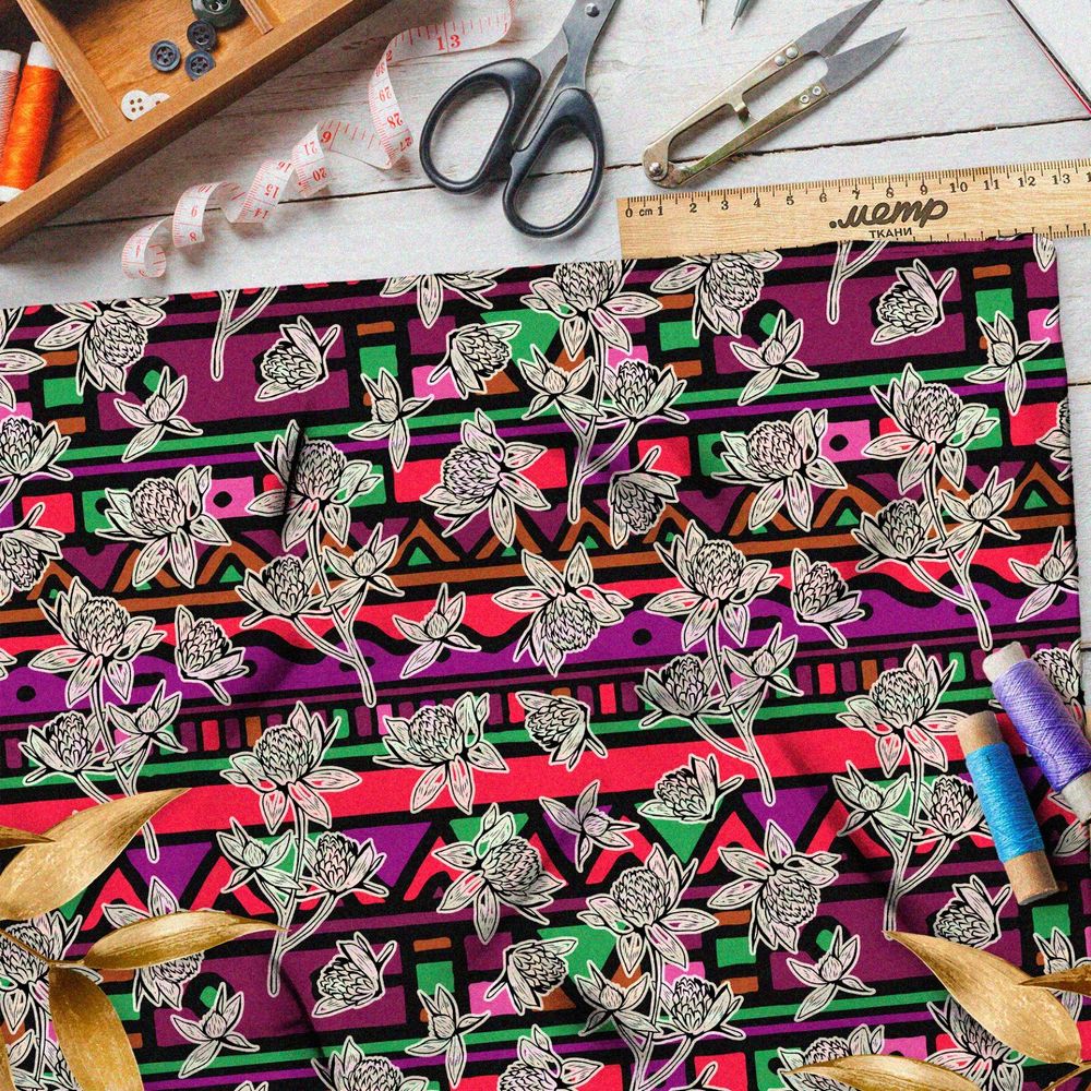 Ткань габардин эскизы клевера на фоне цветной мозаики