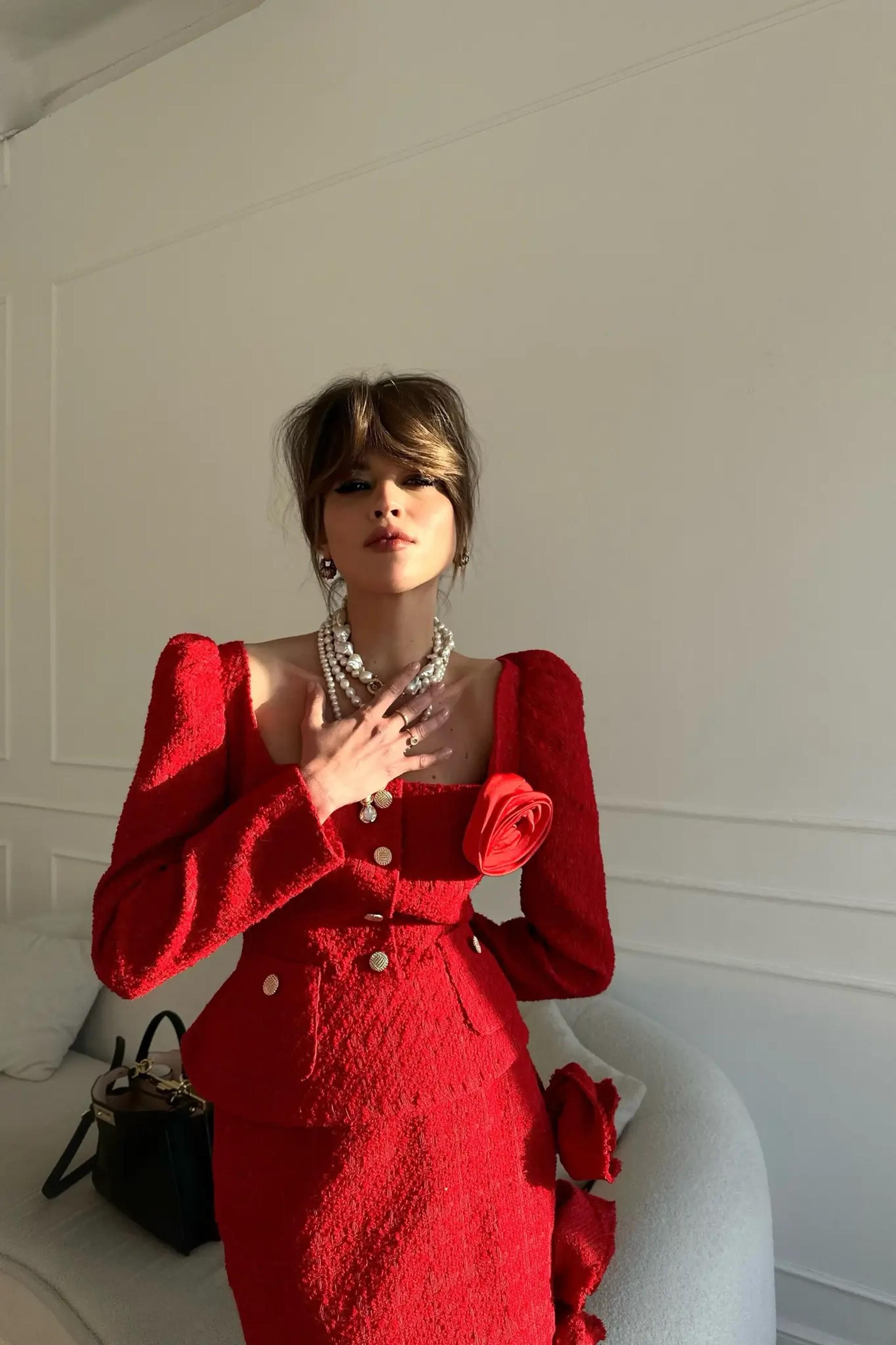 Жакет с баской и вырезом "каре"