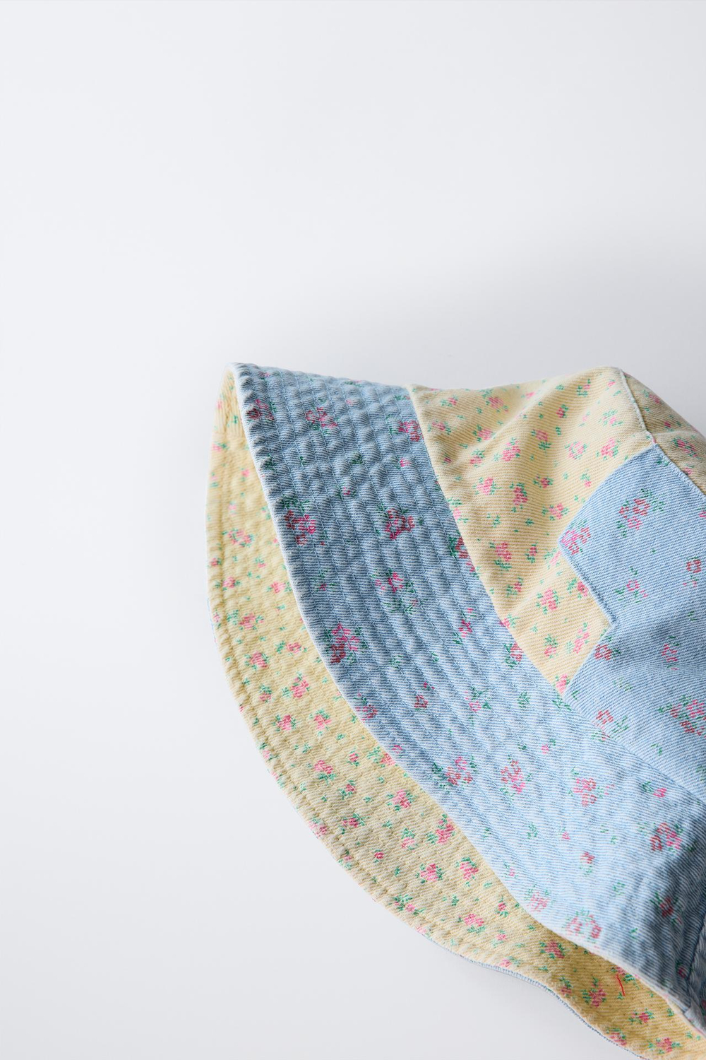 ZARA ПАНАМА В СТИЛЕ ПЭЧВОРК С ЦВЕТОЧНЫМ ПРИНТОМ, СИНИЙ